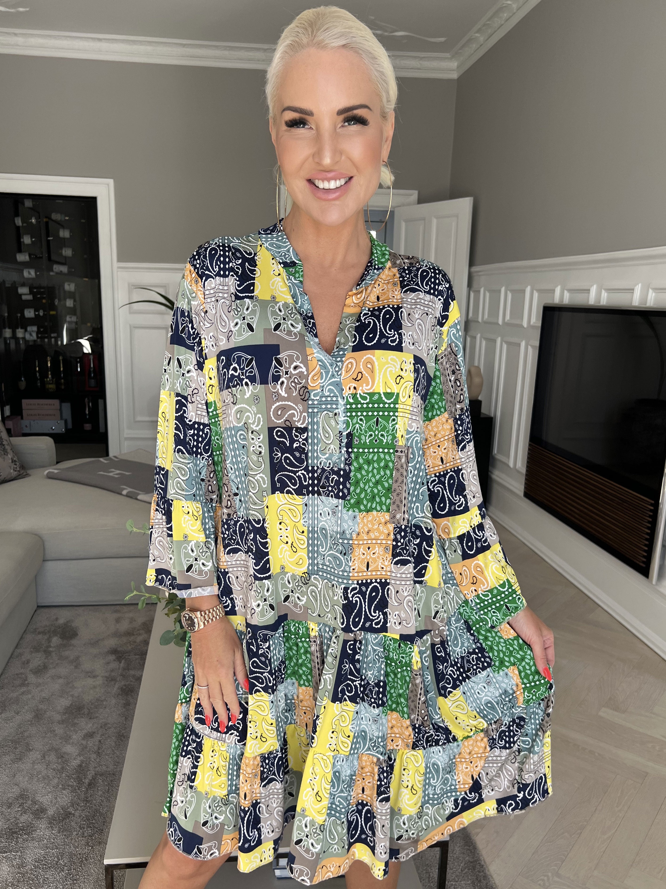 Pauline Paisley - Klänning med v-ringning och liten volangkjol